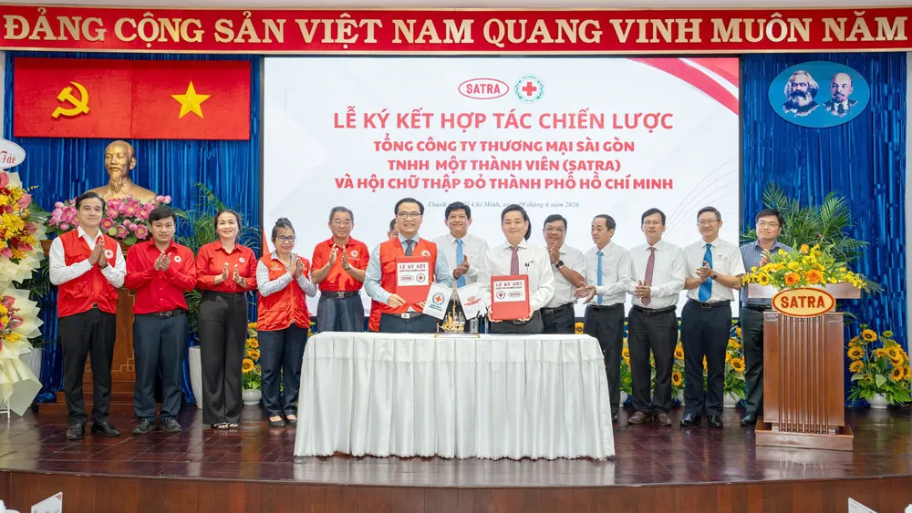 Lãnh đạo SATRA và Hội Chữ thập đỏ TPHCM ký kết hợp tác chiến lược nhằm mở rộng nguồn lực hỗ trợ các hoạt động nhân đạo (ẢNH: PHÚC AN)