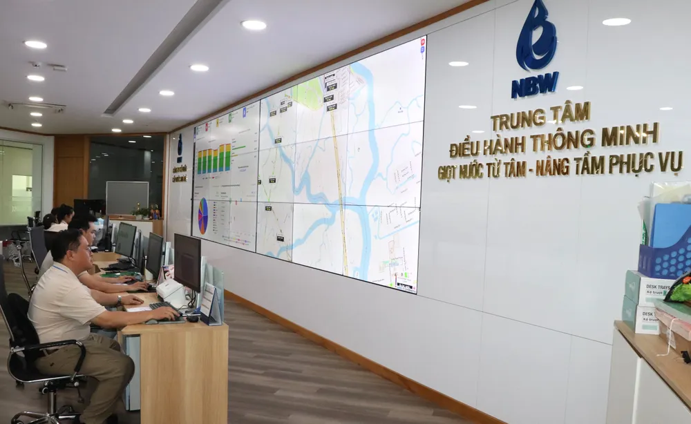 Nhân viên kỹ thuật Công ty CP Cấp nước Nhà Bè theo dõi các dữ liệu tại Trung tâm điều hành thông minh