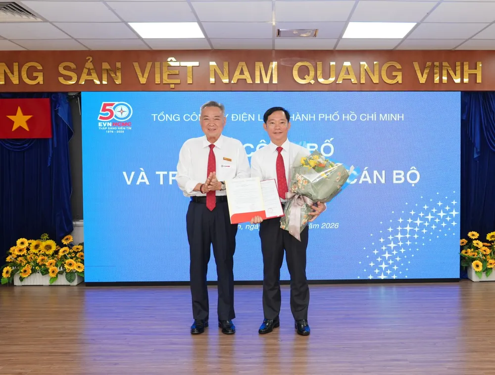 Ông Phạm Quốc Bảo, Bí thư Đảng ủy, Chủ tịch HĐTV EVNHCMC trao quyết định cho ông Lê Văn Đoàn