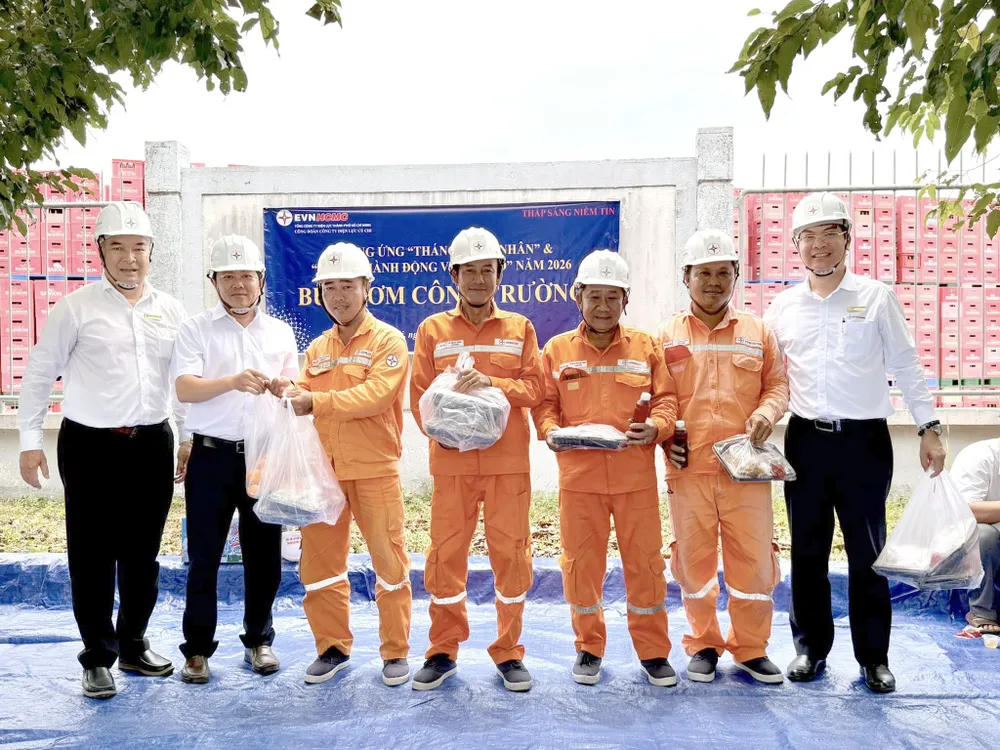 Lãnh đạo Công ty Điện lực Củ Chi và Ban Kỹ thuật EVNHCMC thăm hỏi, động viên nhân viên ngành điện làm việc tại công trường