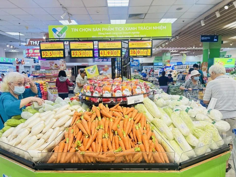 Khu sản phẩm "Tick xanh trách nhiệm" tại siêu thị được nhiều người tiêu dùng đón nhận (ẢNH: PHÚC AN)