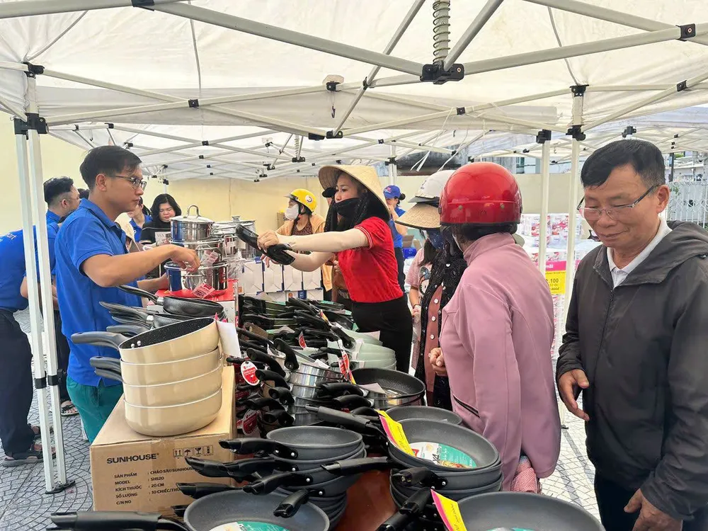 “Gian hàng chia sẻ” tại phường Phước Thắng, TPHCM thu hút nhiều người dân mua sắm (ẢNH: CHÂU ANH)