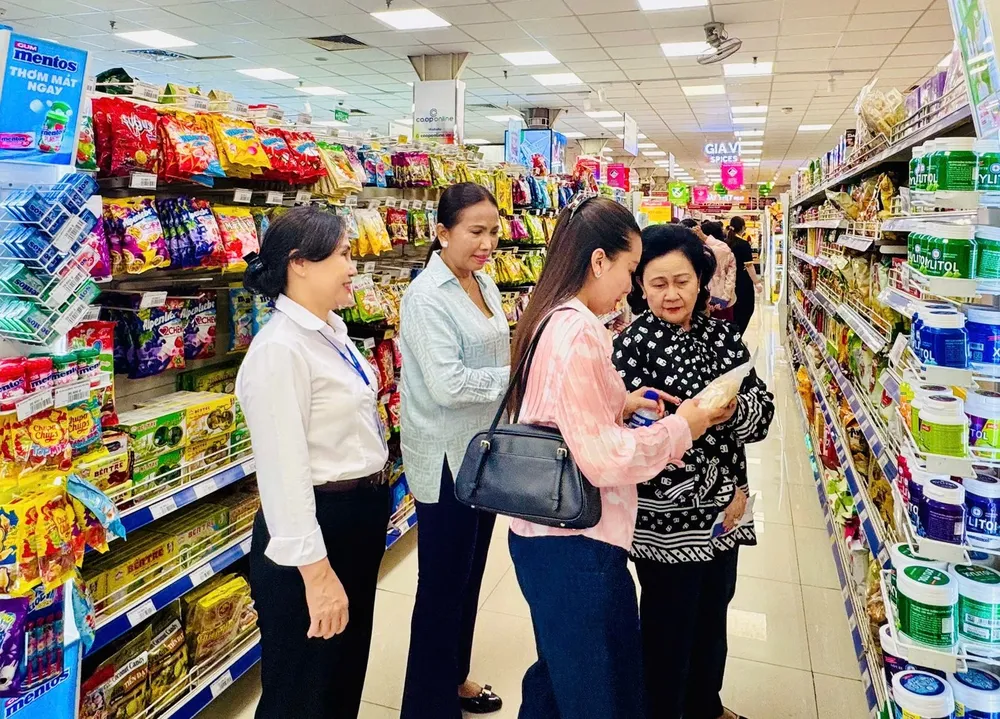 Đoàn đại biểu Campuchia tham quan siêu thị Co.opmart Nguyễn Đình Chiểu