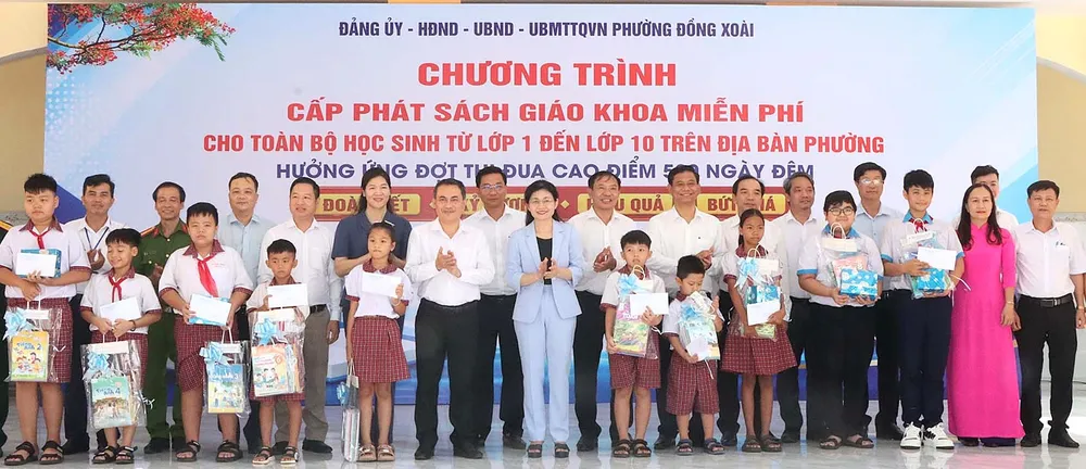 Lãnh đạo TP Đồng Nai dự lễ ra mắt mô hình Thư viện sách giáo khoa dùng chung ở phường Đồng Xoài. Ảnh Quang Minh