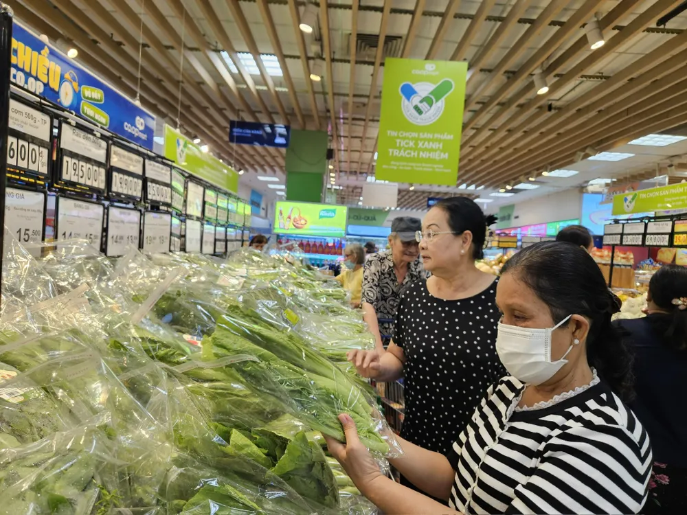 Hàng hóa đạt chuẩn xanh bán trong siêu thị Co.opmart (ẢNH: MINH LAN)