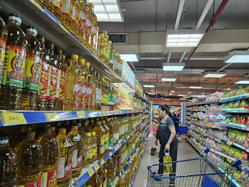 Người iêu dùng lựa chọn dầu ăn tại kênh siêu thị (ẢNH: KHÁNH MY)