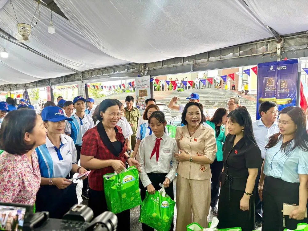 Các gia đình chính sách và người dân có hoàn cảnh khó khăn trên địa bàn TP. Cần Thơ mua hàng tại Phiên chợ 0 đồng - Ảnh: MINH CHÂU