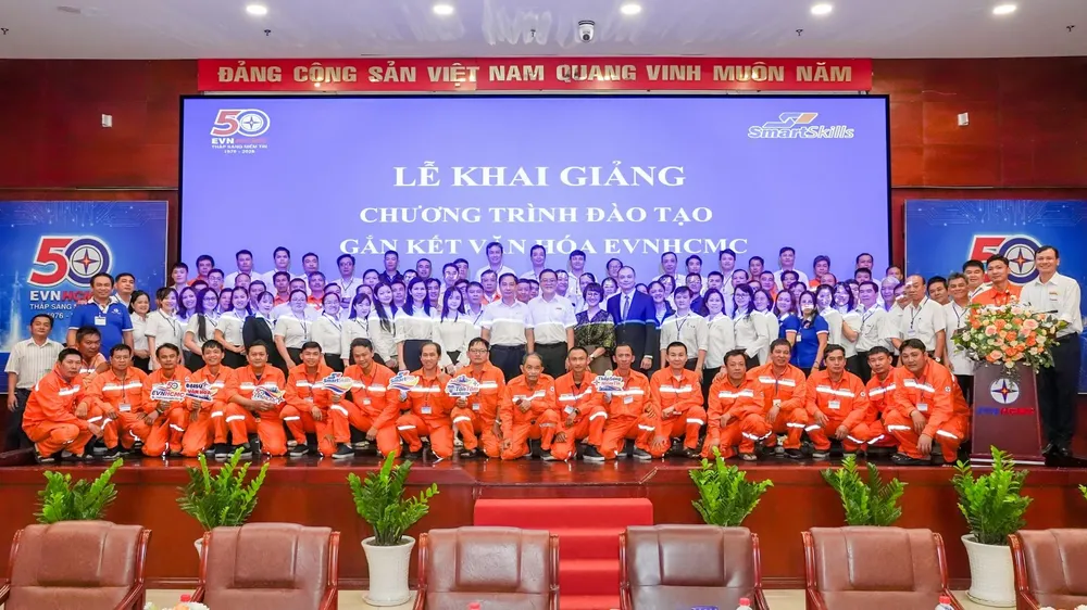 Lãnh đạo EVNHCMC và các học viên tại lễ khai giảng chương trình đào tạo gắn kết văn hóa EVNHCMC. Ảnh Duy Đoàn