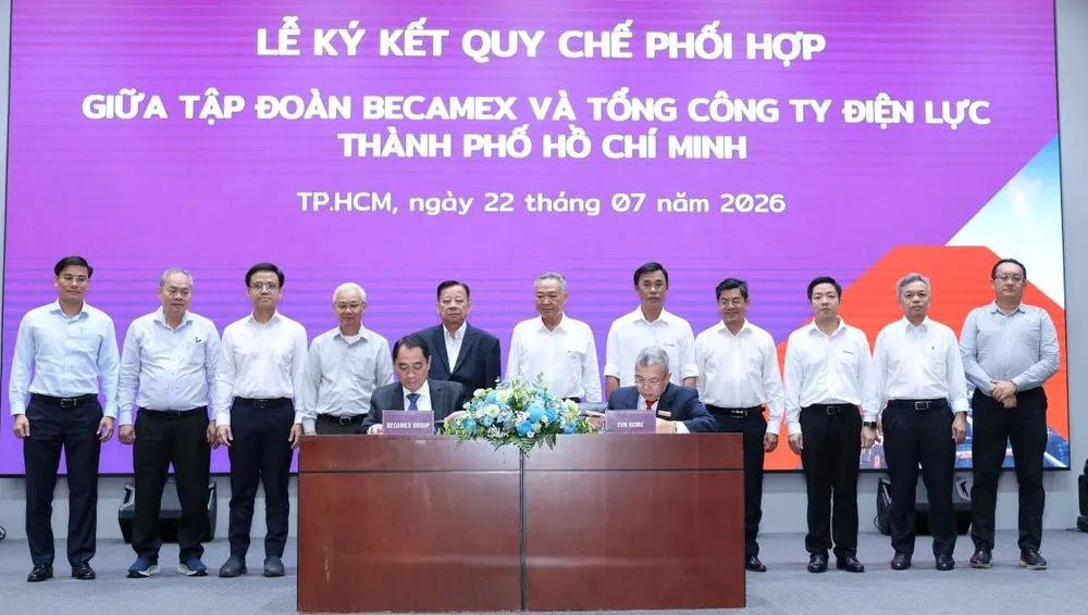 Tổng Giám đốc EVNHCMC và Tổng Giám đốc Becamex Group ký kết Quy chế phối hợp dưới sự chứng kiến của ban lãnh đạo hai đơn vị (ẢNH: DUY ĐOÀN)
