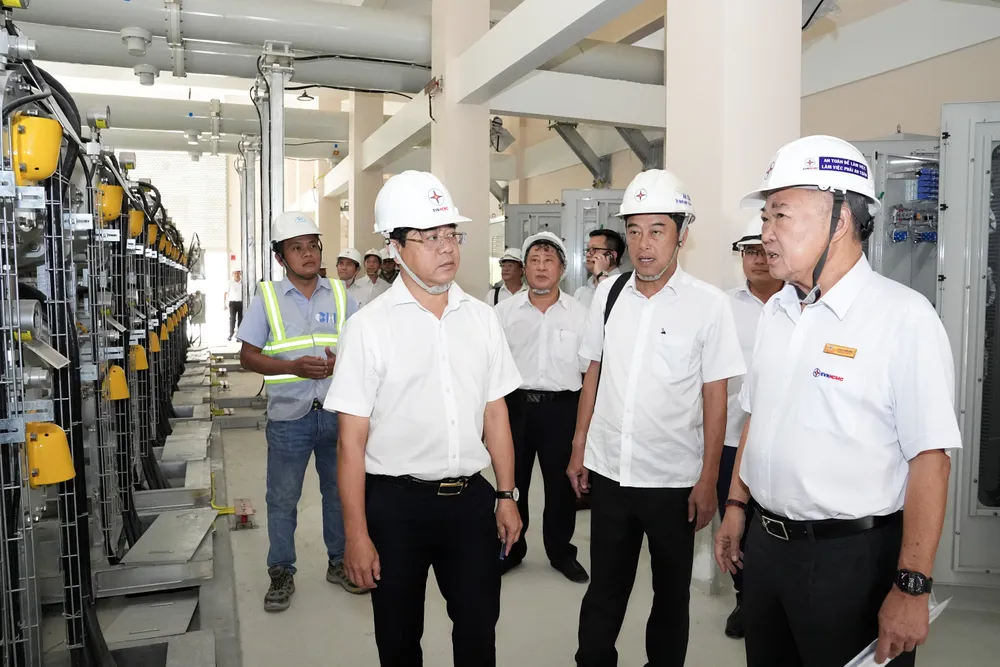 Ông Phạm Quốc Bảo, Chủ tịch HĐTV EVNHCMC (bìa phải) kiểm tra tiến độ dự án Trạm 220kV Vĩnh Lộc (ẢNH: T.THIỆN)