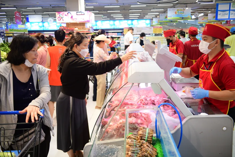 Hàng hóa vào siêu thị được truy xuất theo các tiêu chuẩn nghiêm ngặt (ẢNH: HỒNG CHÂU)