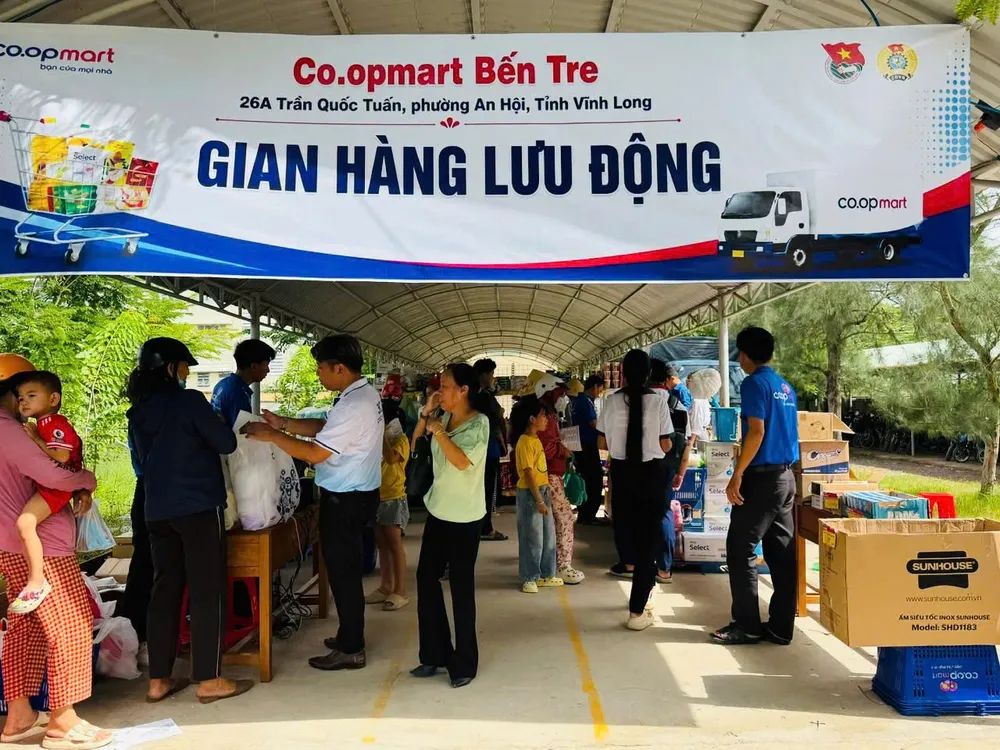 Người dân Vĩnh Long mua hàng Việt lưu động do siêu thị Co.opmart tổ chức (CHÂU ANH)