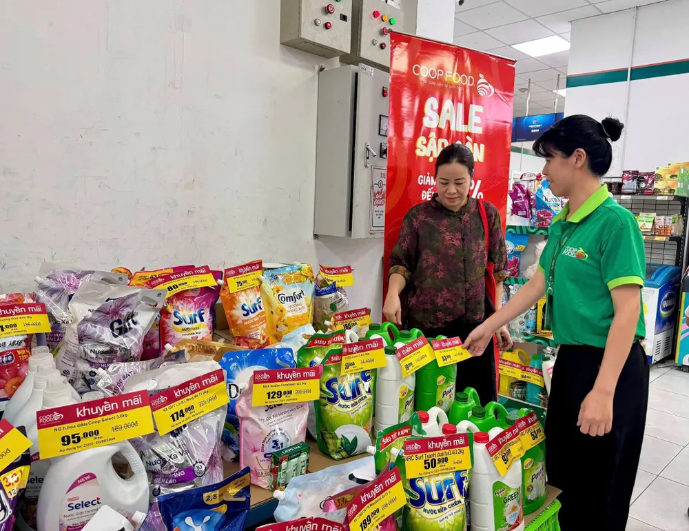 Người dân mua sắm tại “Phiên chợ hạnh phúc” ở Hà Nội (HOÀNG HÀ)