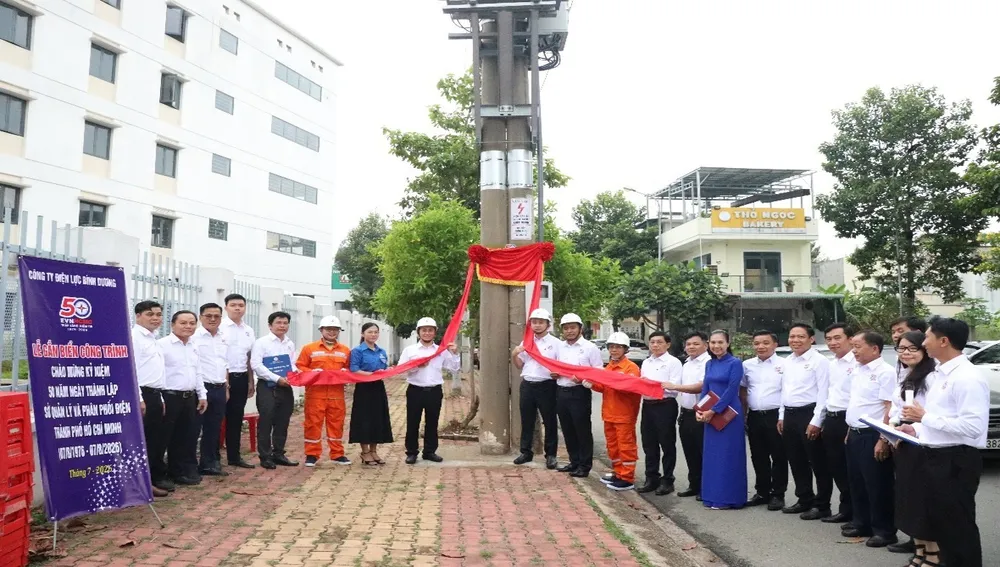 Lễ gắn biển khánh thành công trình của Công ty Điện lực Bình Dương (ẢNH: MINH VIỆT)