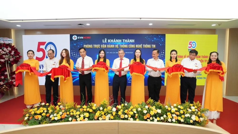 Ông Nguyễn Văn Thanh - Tổng Giám đốc EVNHCMC (giữa) cùng các đại biểu cắt băng khánh thành NOC. Ảnh Duy Đoàn.
