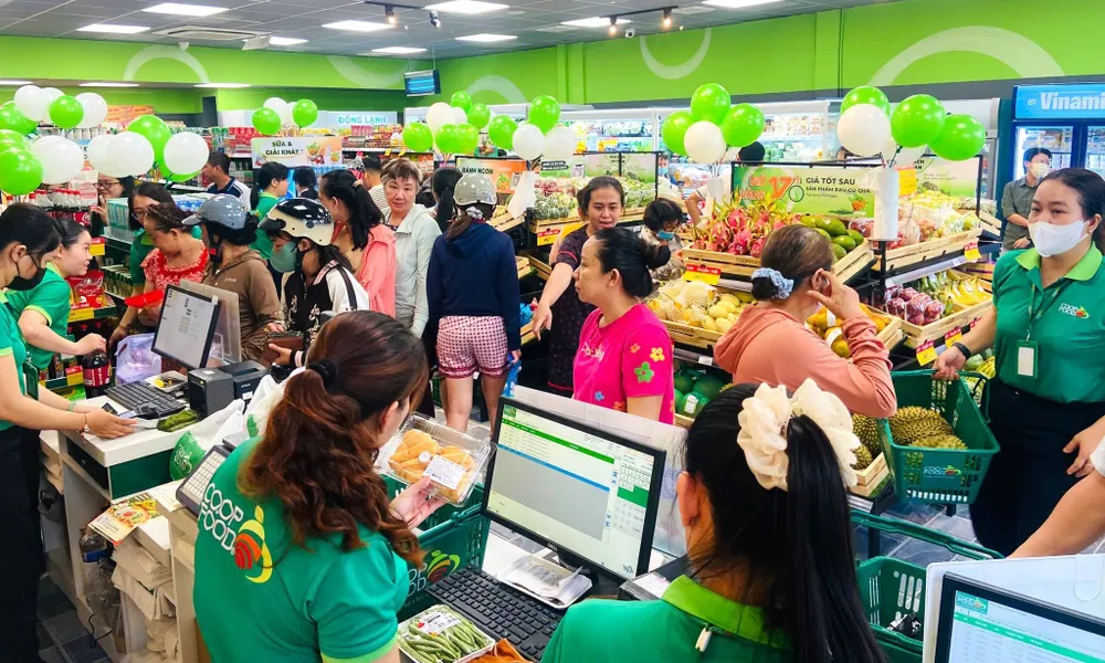 Khách hàng mua sắm tại một cửa hàng Co.op Food vừa khai trương đầu tháng 8 tại TPHCM (ẢNH: HỒNG CHÂU)
