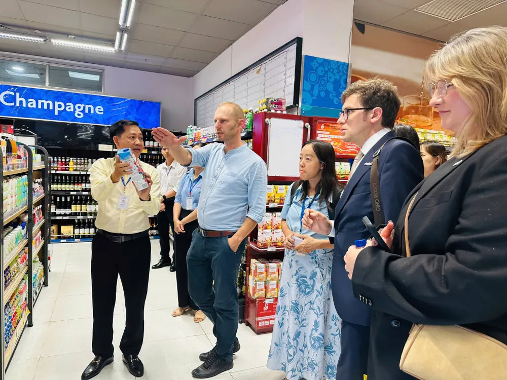 Đoàn doanh nghiệp Ba Lan tìm hiểu mô hình bán lẻ tại Co.opmart xa lộ Hà Nội, TPHCM (ẢNH: HỒNG ANH)