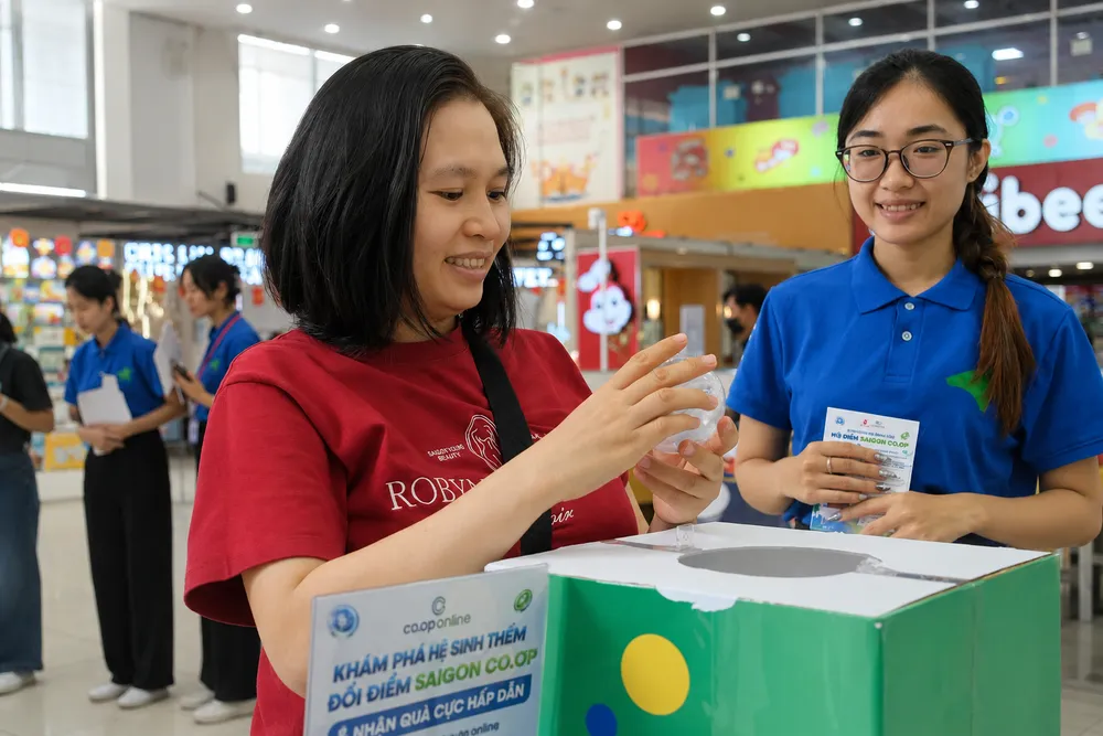 Khách hàng đổi quà sau khi được hướng dẫn sử dụng E-voucher (ẢNH: HOÀNG MAI)