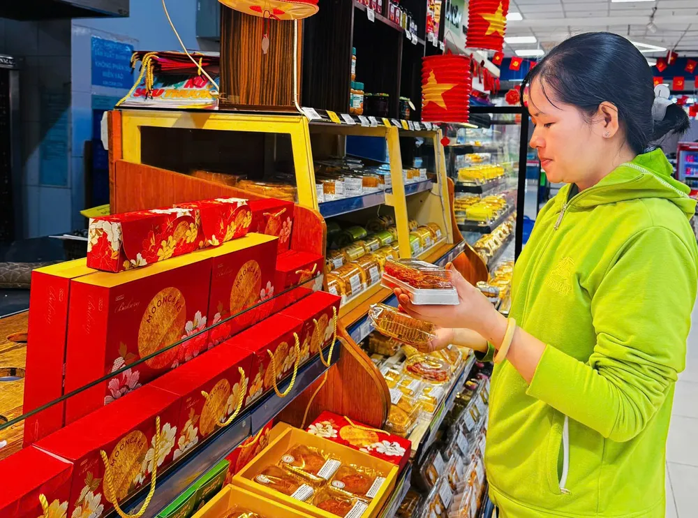 Bánh trung thu Co.op Bakery được nhiều khách hàng chọn lựa (ANH ĐỨC)