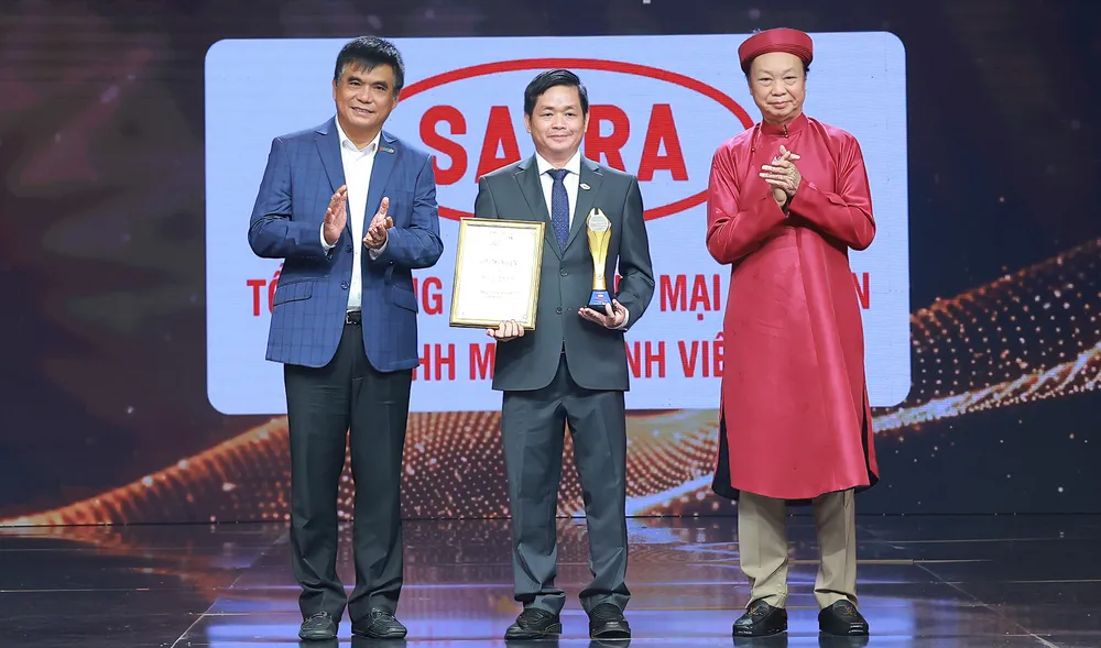 Tổng Giám đốc SATRA Lâm Quốc Thanh, đại diện SATRA nhận danh hiệu "Dấu ấn thương hiệu Việt hàng đầu" mùa 2-2026 (ẢNH: SATRA)