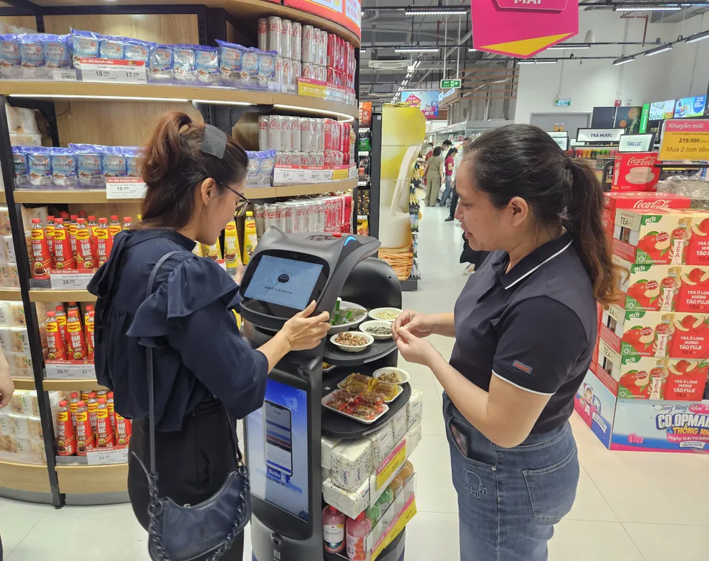 Saigon Co.op đưa robot vào các điểm bán Co.opmart để phục vụ khách hàng (ẢNH: NGỌC ANH)