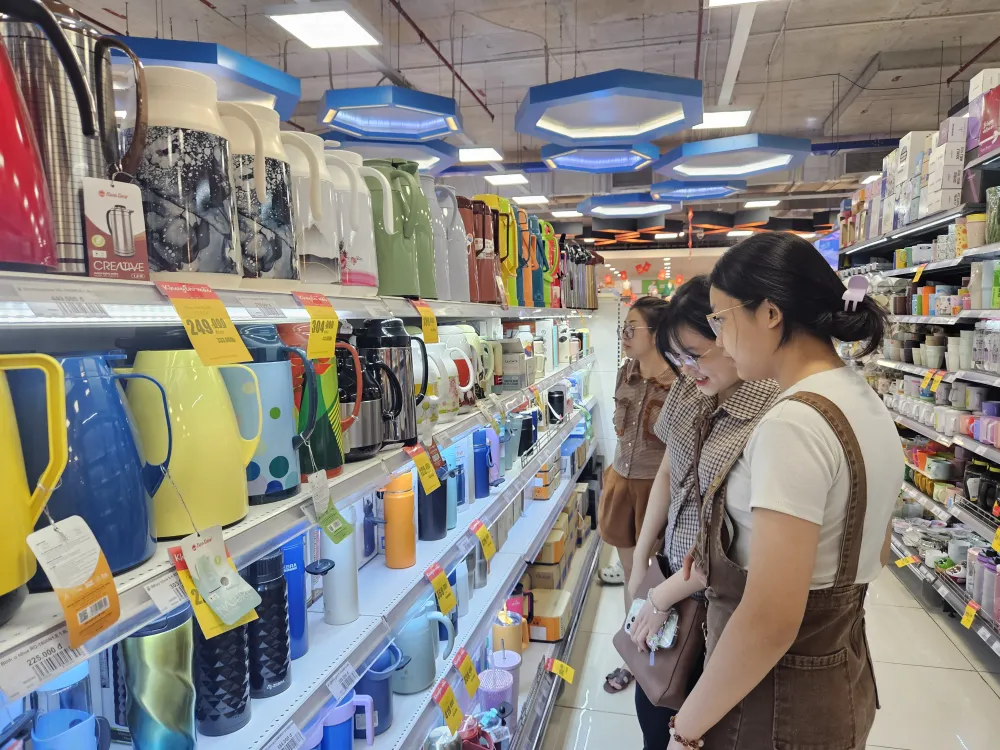 Nhiều sản phẩm mới được đưa lên kệ siêu thị Co.opmart trong tháng 8-2026 (ẢNH: PHƯƠNG LAN)