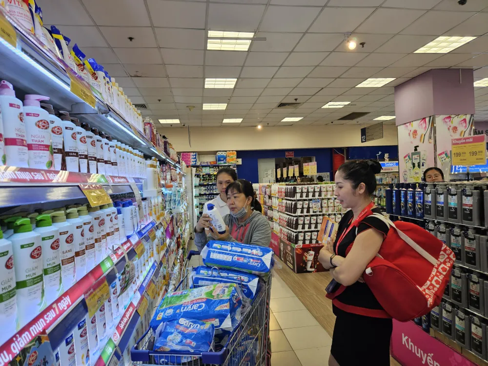 Khách hàng mua sắm hóa mỹ phẩm tại siêu thị Co.opmart (MINH HẠNH)