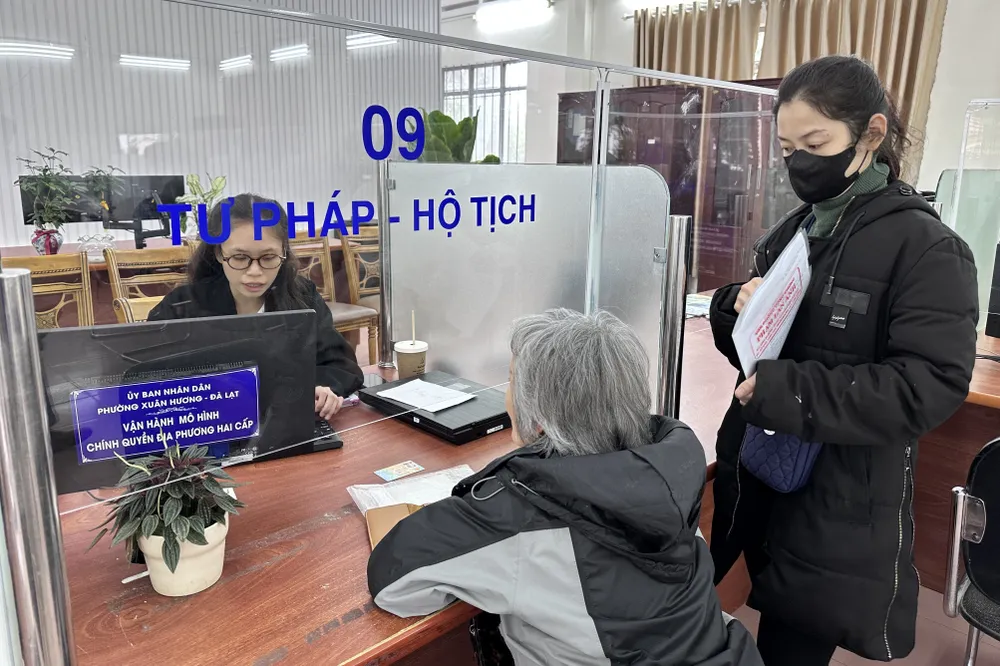 Người dân làm thủ tục hành chính tại Trung tâm Phục vụ hành chính công phường Xuân Hương - Đà Lạt (tỉnh Lâm Đồng) (ẢNH: ĐOÀN KIÊN)
