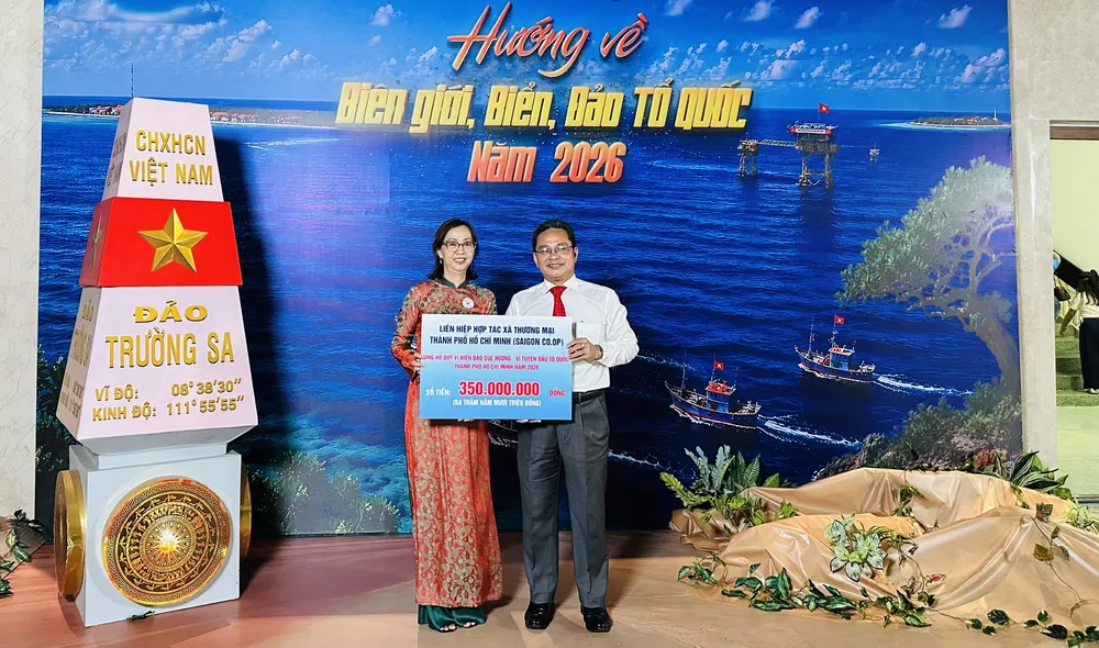 Đại diện Saigon Co.op trao bảng tượng trưng 350 triệu đồng ủng hộ Chương trình “Hướng về biên giới, biển, đảo Tổ quốc” năm 2026 (ẢNH: CHÂU ANH)