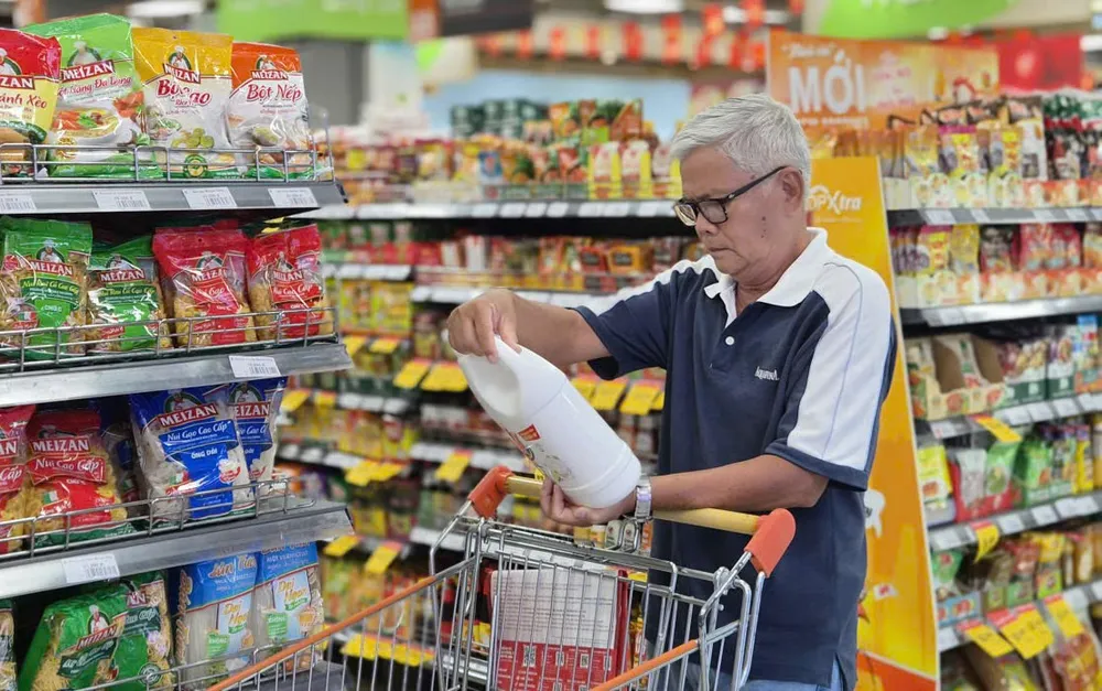 Người tiêu dùng cân nhắc kỹ giá bán, thành phần và công dụng khi lựa chọn sản phẩm tại siêu thị (ẢNH: NGỌC THÙY)
