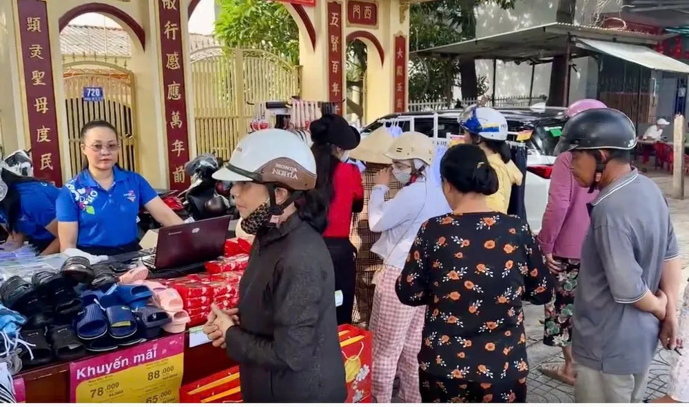 Chuyến xe bán hàng lưu động tại phường Phước Thắng, TPHCM thu hút người dân mua sắm (ẢNH: HỒNG ANH)