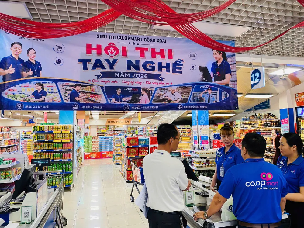 Nhân viên siêu thị được chuẩn hóa kỹ năng phục vụ khách hàng (ẢNH HỒNG CHÂU)