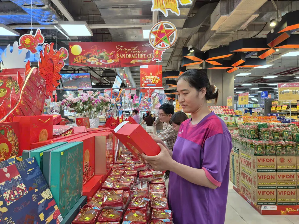 Bánh trung thu được làm từ nông sản thu hút khách mua (ẢNH: MAI ANH)