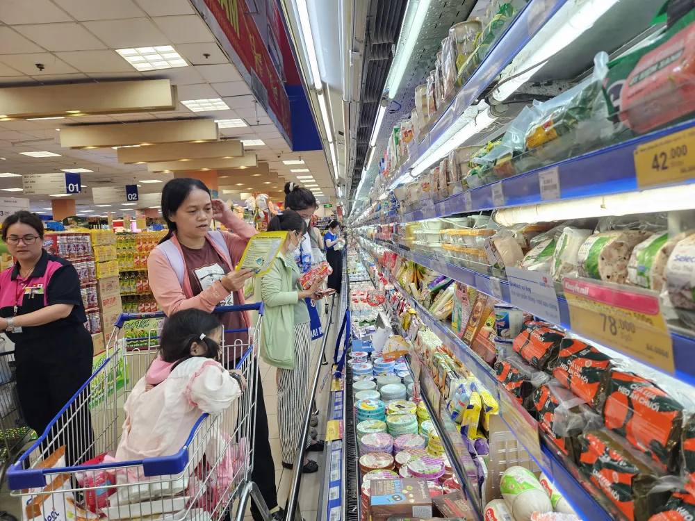 Thực phẩm lên men đa dạng phục vụ khách hàng (ẢNH: AN CHI)