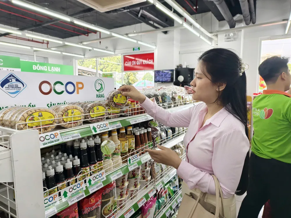 Người tiêu dùng chọn sản phẩm tại hệ thống bán lẻ SATRA (ẢNH: HOÀNG HÙNG)