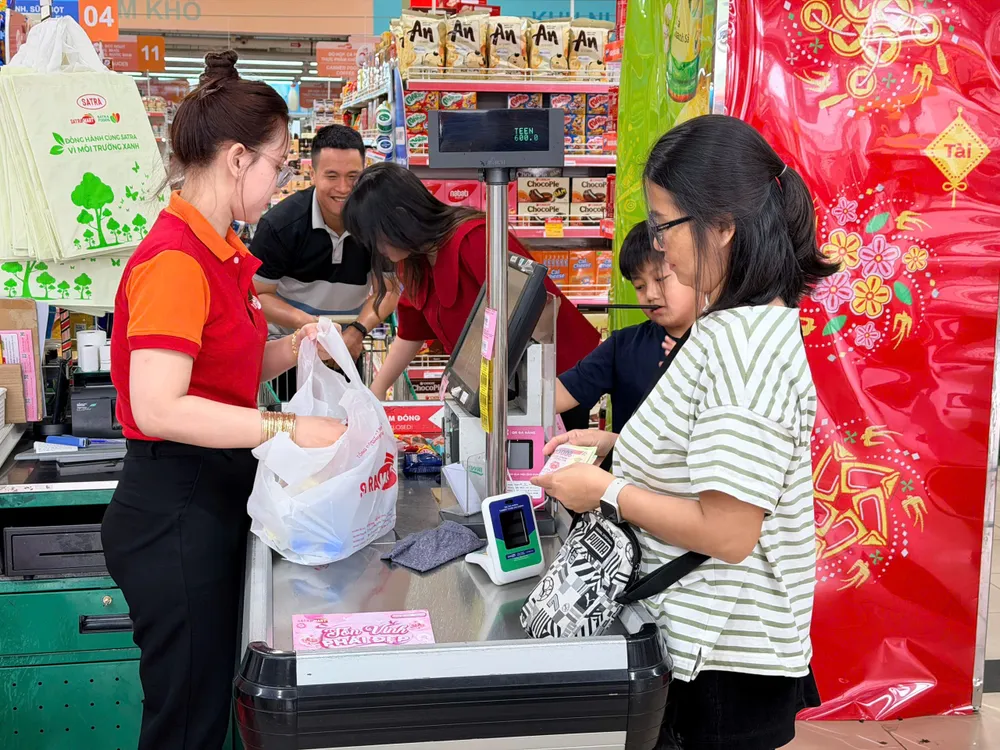 Khách hàng mua sắm tại SatraMart Phạm Hùng, TPHCM, trong những ngày cận lễ Quốc khánh 2-9. (Ảnh: HOÀNG HÙNG)