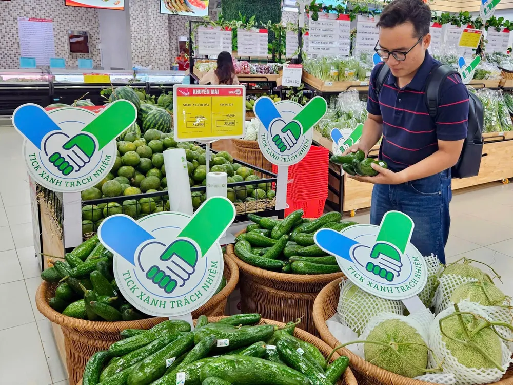 Sản phẩm “Tick xanh trách nhiệm” được ưu tiên quầy kệ tại hệ thống bán lẻ SATRA (ẢNH: HOÀNG HÙNG)