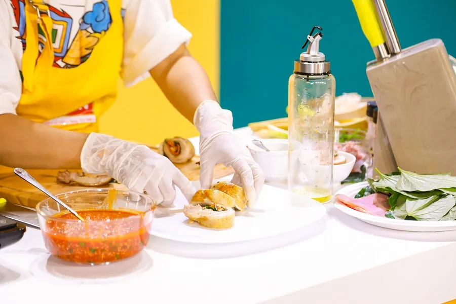 Khả Như, Lê Nhân, Ngọc Phước đại chiến trong chương trình ẩm thực mới ảnh 4