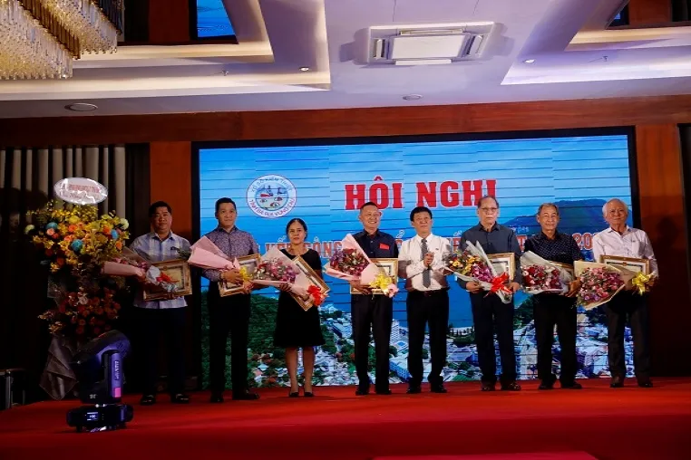 Lãnh đạo Công ty TNHH MTV Xổ số kiến thiết tỉnh Bà Rịa - Vũng Tàu trao Quyết định khen thưởng cho các Đại lý vé số có thành tích xuất sắc trong năm 2022