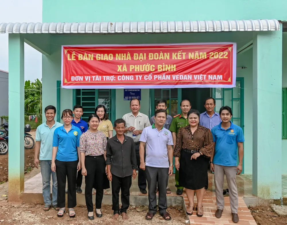 Bà Nguyễn Thu Thủy, Phó Giám đốc đối ngoại công ty Vedan (thứ 2 phải qua) trao tặng Nhà đại đoàn kết cho gia đình ông Nguyễn Ngọc Tươi