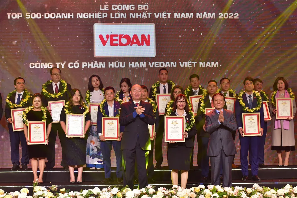 Bà Hà Thị Hòa Bình (Phó Giám đốc) - Đại diện Công ty Vedan Việt Nam nhận chứng nhận từ ban tổ chức