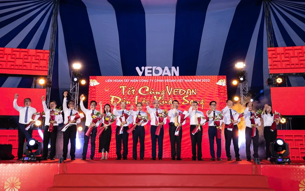 Ban lãnh đạo của Vedan Việt Nam cùng lên sân khấu nâng ly gửi lời chúc mừng năm mới đến CBCNV