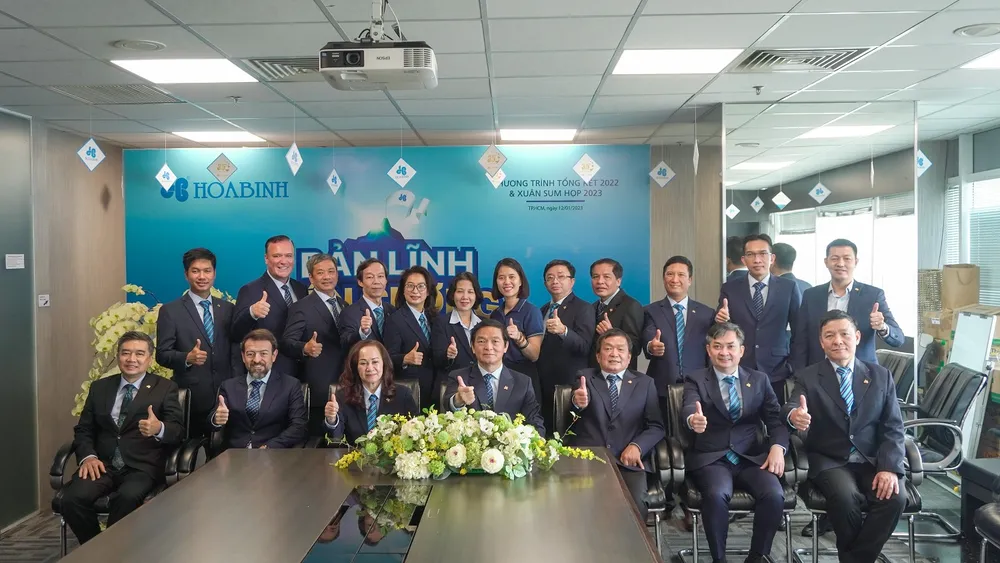 Chủ tịch HĐQT Lê Viết Hải (hàng đầu, chính giữa) cùng tập thể HĐQT, Ban Lãnh đạo Công ty đồng lòng quyết tâm đưa Tập đoàn Xây dựng Hòa Bình vượt qua những khó khăn, thách thức trong tình hình mới hiện nay và hướng đến lợi ích chung cao nhất của Tập đoàn, cổ đông.