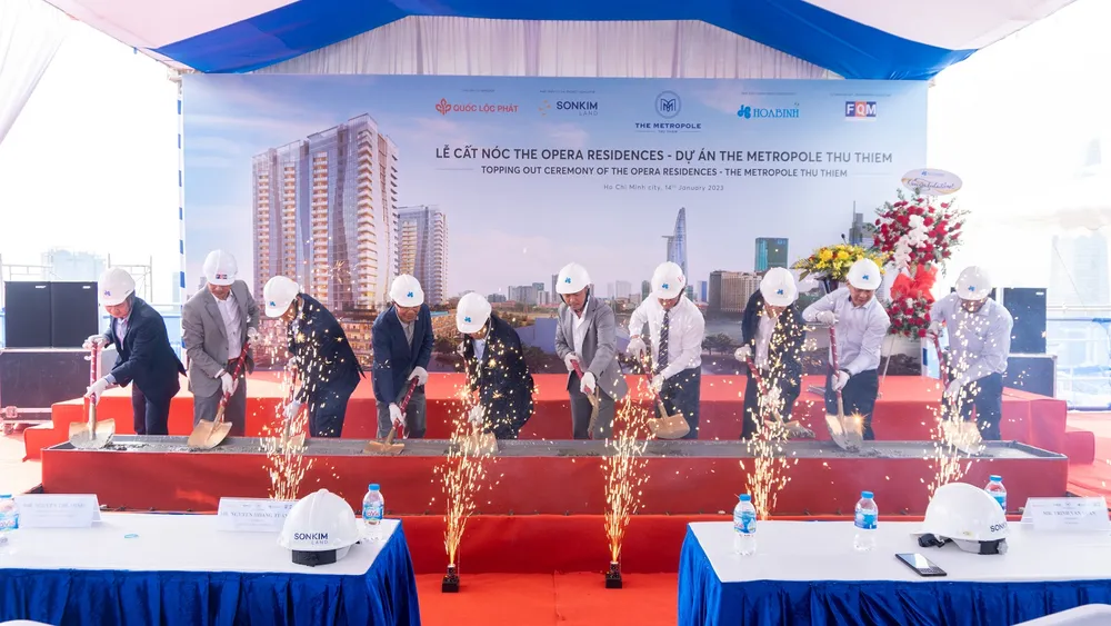 Các đại biểu thực hiện nghi thức cất nóc Các đại biểu thực hiện nghi thức cất nóc