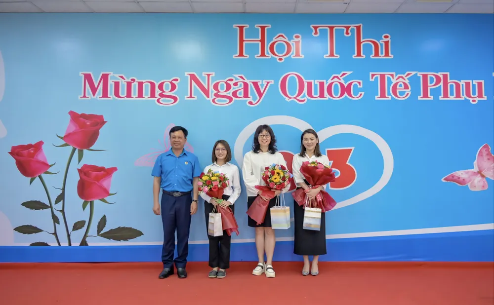 Ông Phạm Trung Thuyên - Chủ tịch Công đoàn (áo xanh) trao hoa và quà cho các nữ cán bộ nhân viên nước ngoài Ông Phạm Trung Thuyên - Chủ tịch Công đoàn (áo xanh) trao hoa và quà cho các nữ cán bộ nhân viên nước ngoài