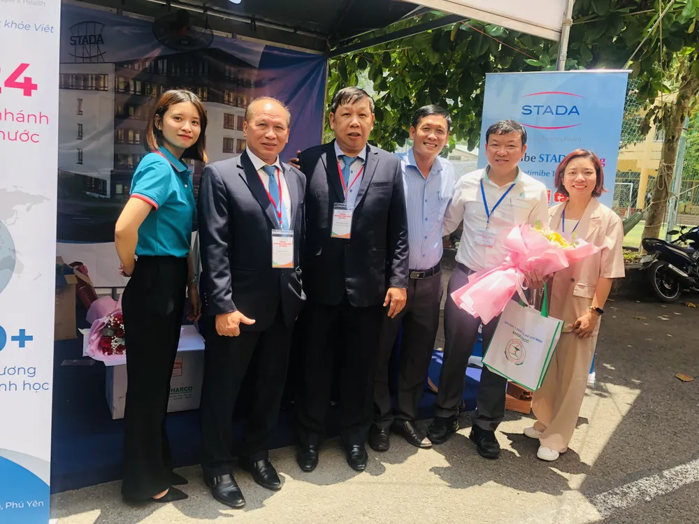 Lãnh đạo khoa Dược thăm gian hàng STADA Pymepharco Lãnh đạo Viện kiểm nghiệm thuốc thăm gian hàng STADA Pymepharco Đông đảo SV tham quan gian hàng của STADA Pymepharco
