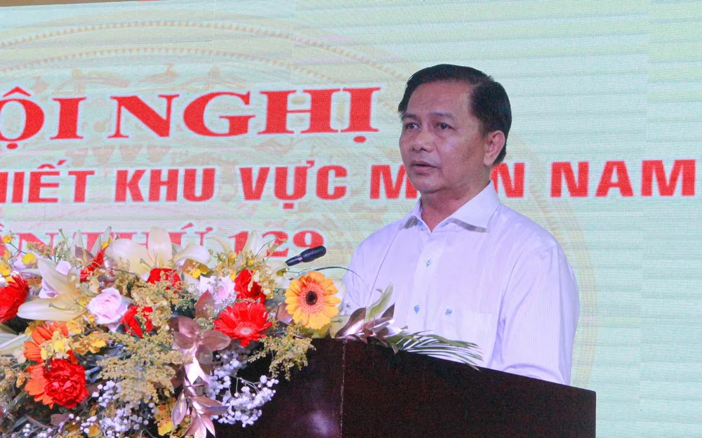 Ông Trần Văn Lâu, Chủ tịch UBND tỉnh Sóc Trăng phát biểu khai mạc hội nghị Ông Trần Văn Lâu, Chủ tịch UBND tỉnh Sóc Trăng phát biểu khai mạc hội nghị