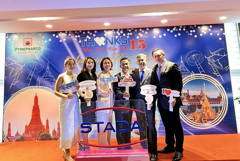 Chụp ảnh lưu niệm tại hội nghị