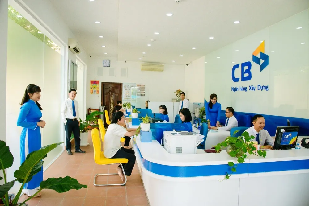 Khách hàng đang giao dịch tại CB Bank