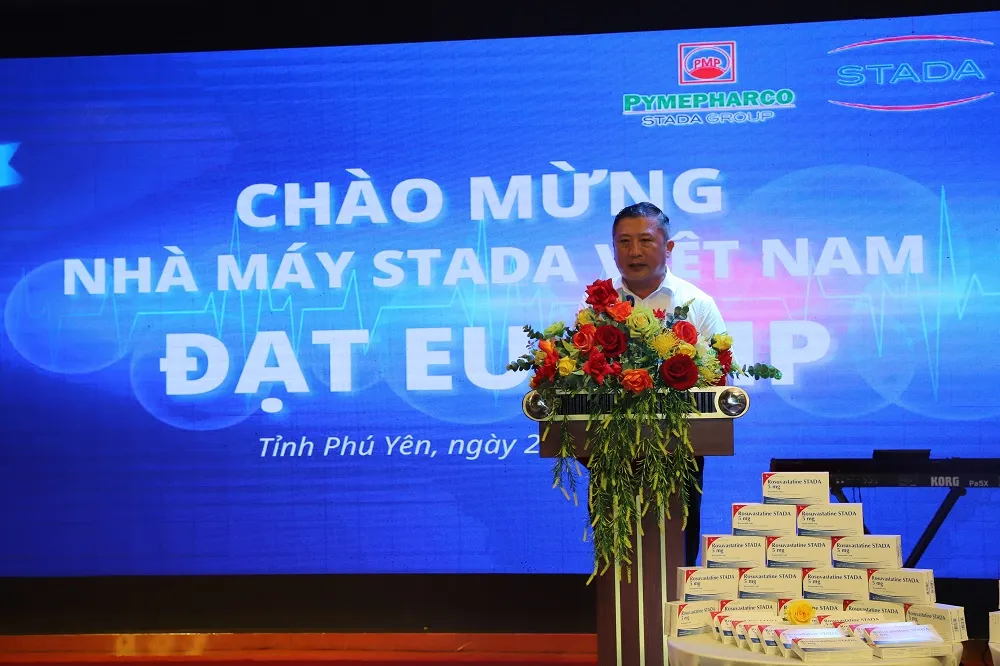 Đại diện lãnh đạo Sở Y tế Phú Yên chúc mừng công ty